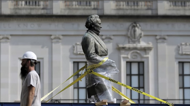 A Jefferson Davis statue being removed from UT Austin campus in 2015.