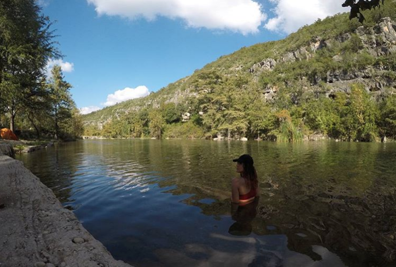 If you’re looking for a smaller, cozier spot, then Paradise Canyon is the place for you. Just west of San Antonio is technically a small portion of the Medina River, but feels like a wonder all of its own. With rocks nestled throughout the water, this canyon gives you the all-natural experience you desire.
Photo via Instagram / vaaleriapuente