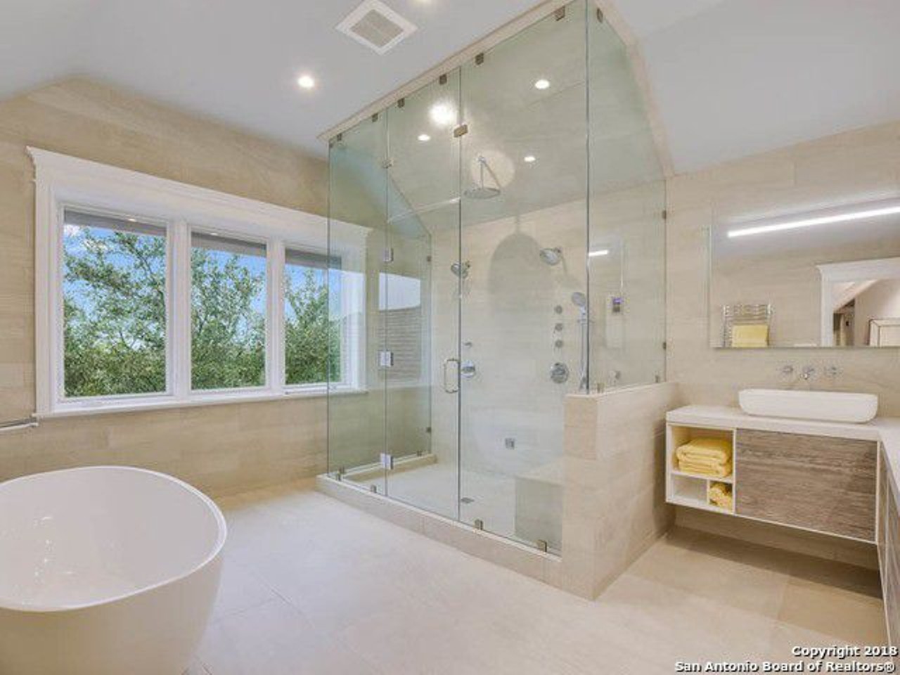 We don't know who would want to pass up this intrinsic shower.