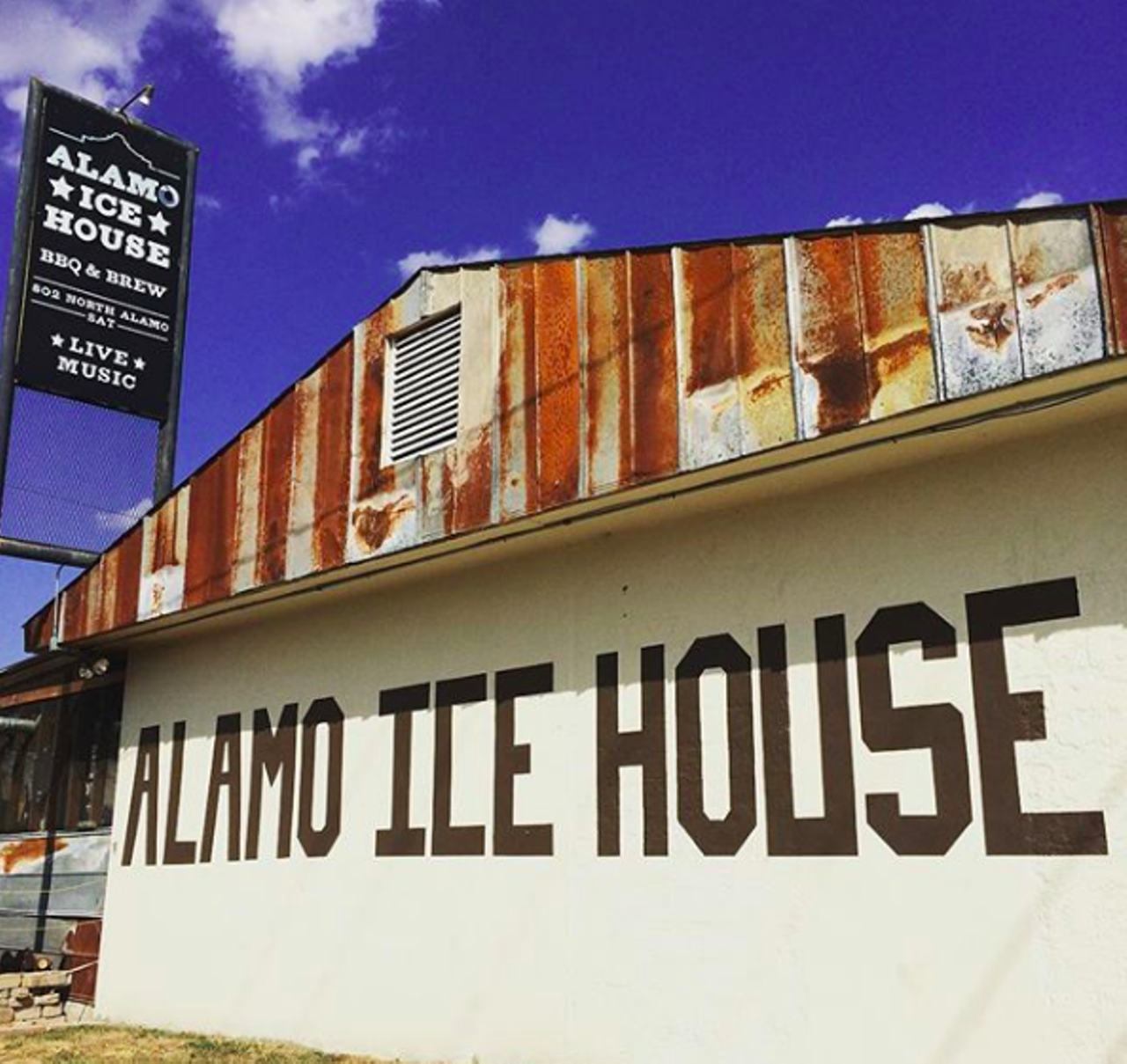 Alamo Ice House BBQ & Brew
802 N Alamo St
Opening in 2014, the owners at Alamo Ice House announced the closing of the popular hang-out on New Year’s Day. They went out with a bash just a week later.
Photo via Instagram / do210