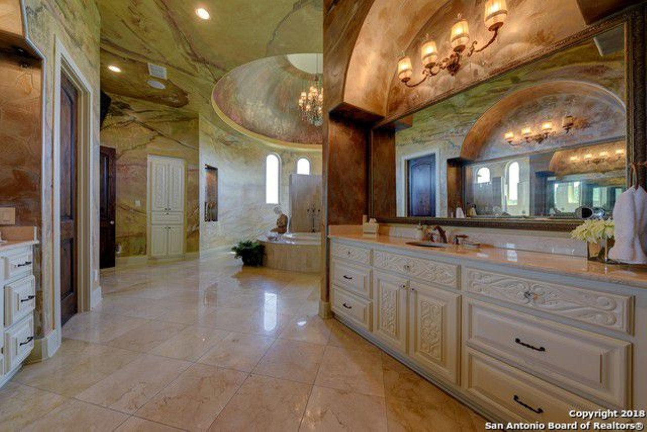 Now that's what you call a bathroom.
