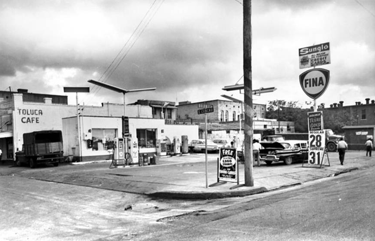 In 1968, 823 Dolorosa Street was home to a Sunglo Fina service station. Here you can see the station and an advertisement for Texas Gold Stamps – and, of course, some really nice gas prices!
