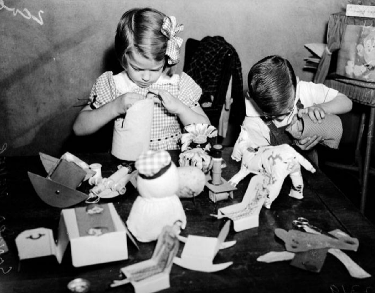 SA has been about giving back for a long time. In this 1939 photo, you can see little kids helping Santa make toys at the recreation center at Woodlawn Park. How adorable, right?!