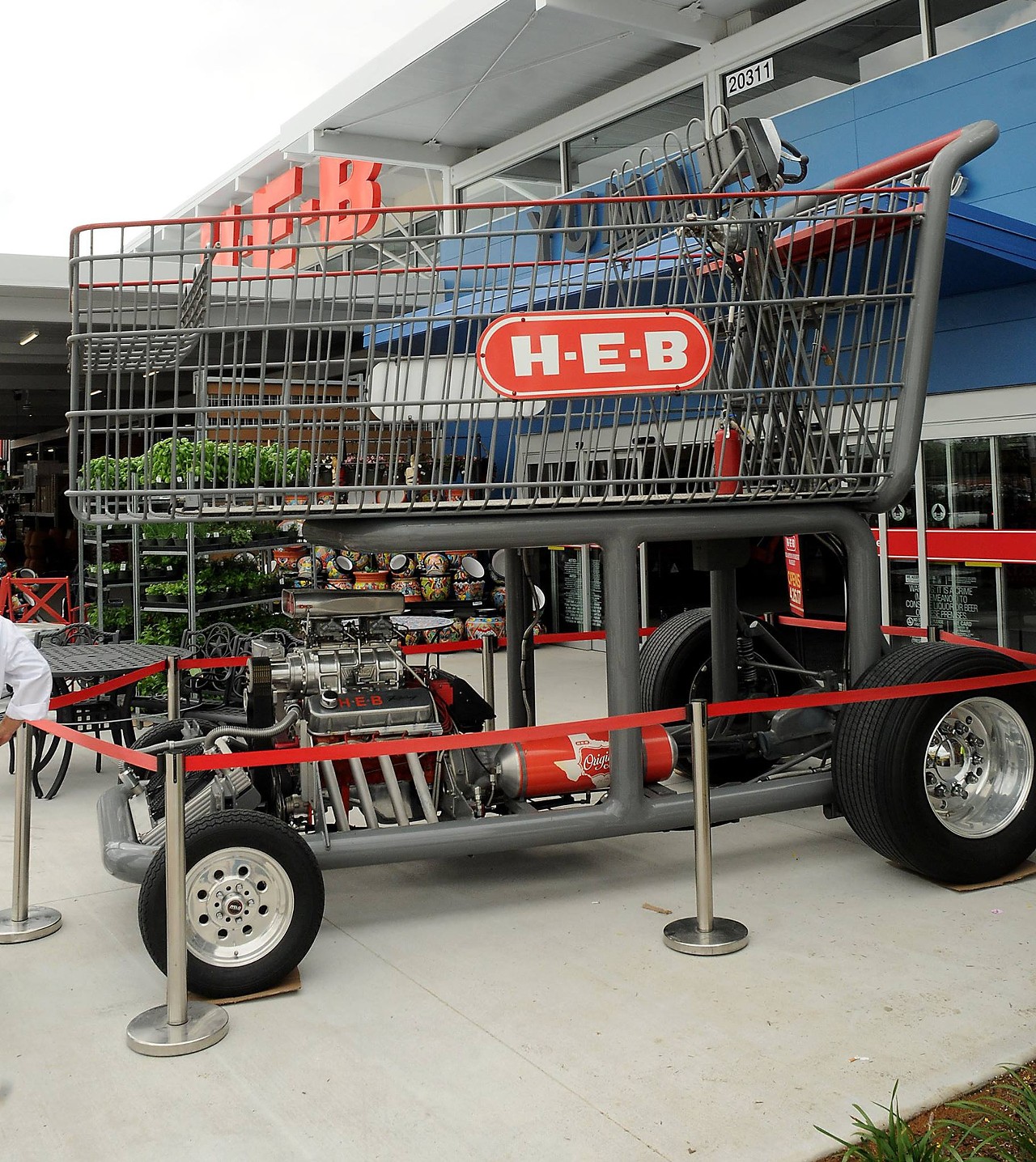 That giant shopping cart has an interesting backstory.
Anyone who’s been to a parade or community event where H-E-B has participated has likely seen a giant shopping cart from the store. But did you know that the oversized cart was actually designed by an H-E-B employee? In 2011, longtime employee Carroll Wesch came up with the concept, and the freakishly large cart has been making appearances ever since.
Photo via Facebook / H-E-B