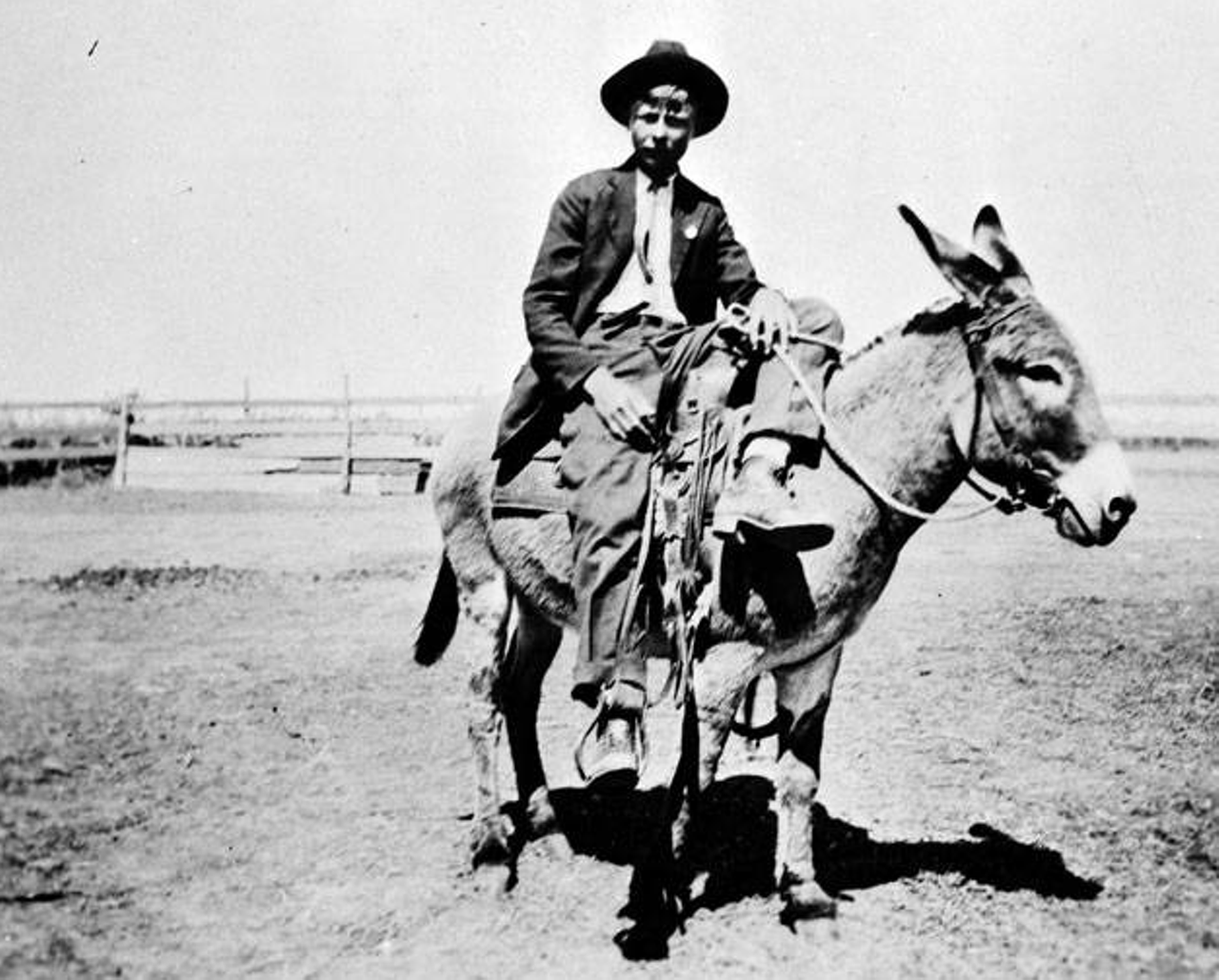 Texas Panhandle farmers had it really rough in the 1930s.
After dealing with the Great Depression, farmers in the state’s Panhandle had to endure the Dust Bowl — extreme drought conditions that lasted from 1934 to 1939. It was so bad that lots of farmers had to give up on the practice, a source of stable income, completely.
Photo via UTSA Libraries Special Collections