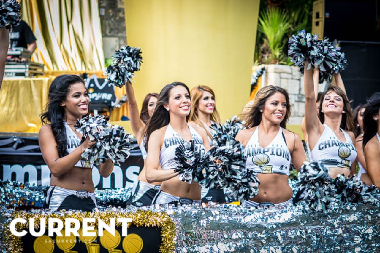 High Five!: Mas Photos from the Spurs Champion River Parade