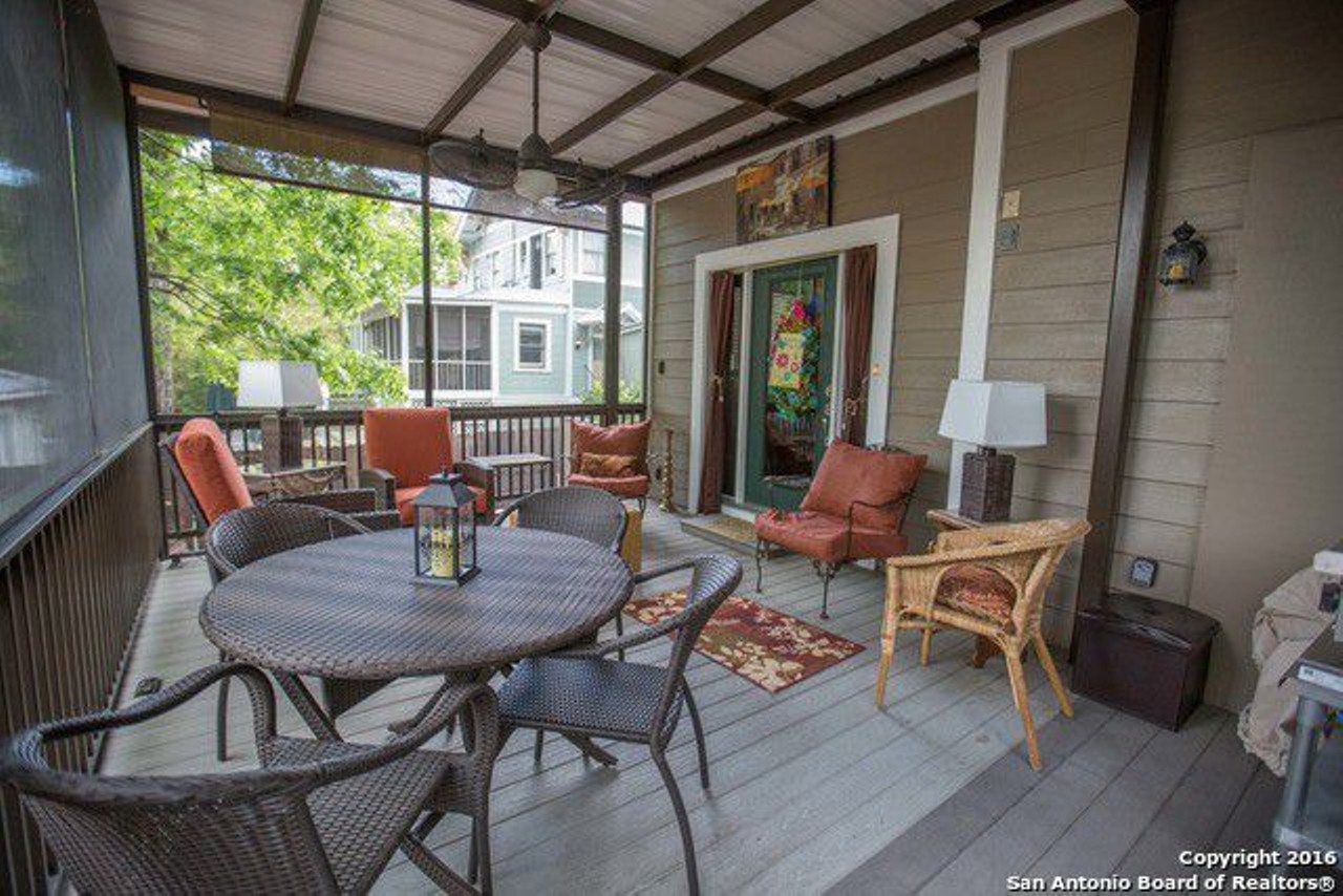 512 W. Craig Place Apt. 3
$1,000/month
1 bed, 1 bath, 750 sq. ft.
This screened-in porch features a flat top commercial griddle!