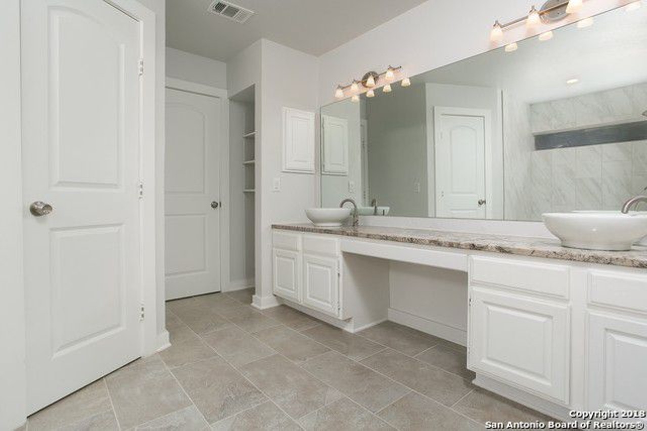 Separate sinks and plenty of counter space? Yes please!