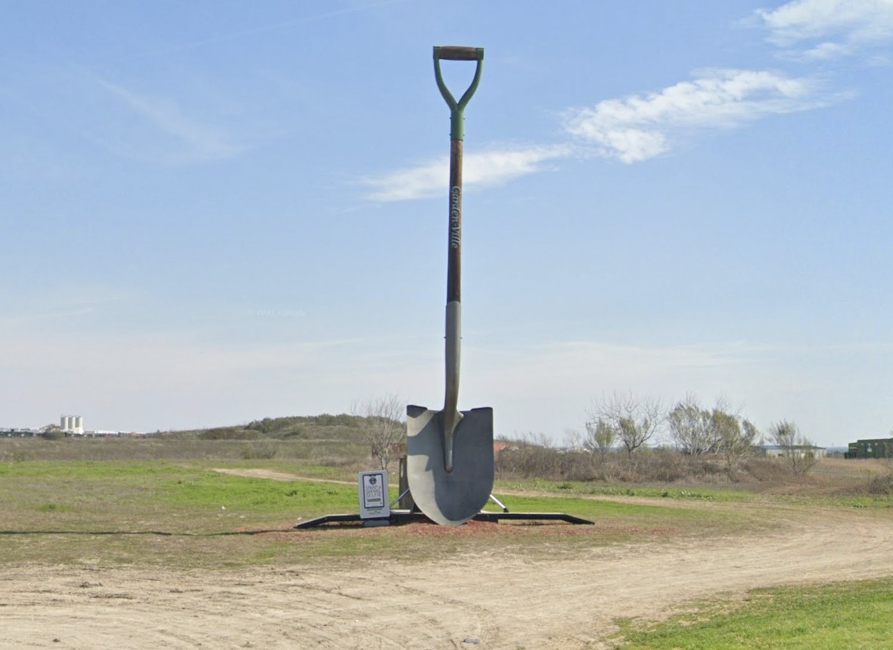 World's Largest Shovel
3606 FM1327, Creedmoor
This 40-foot tall shovel in Creedmoor was made from recycled materials.