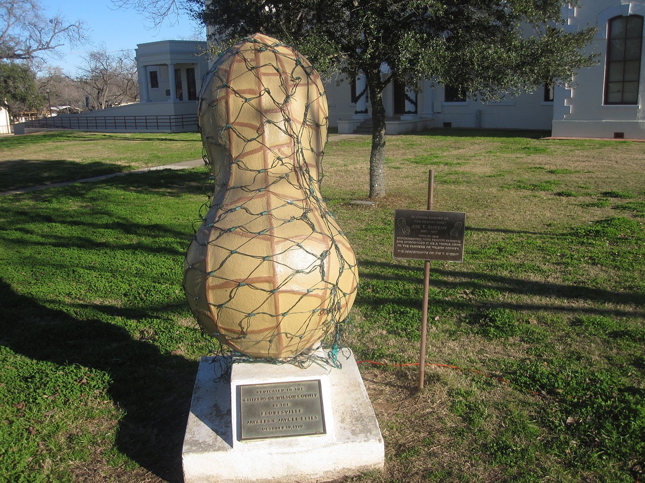 Big Peanut for The Peanut King, Floresville, TX
1420 3rd St., Floresville, roadsideamerica.com
A giant peanut statue dons the Floresville courthouse’s lawn in honor of Joe T. Sheehy, AKA "The Peanut King.” This oversized legume is believed to be “the oldest of America's big civic peanuts.”
Photo via Wikimedia Commons /  Billy Hathorn