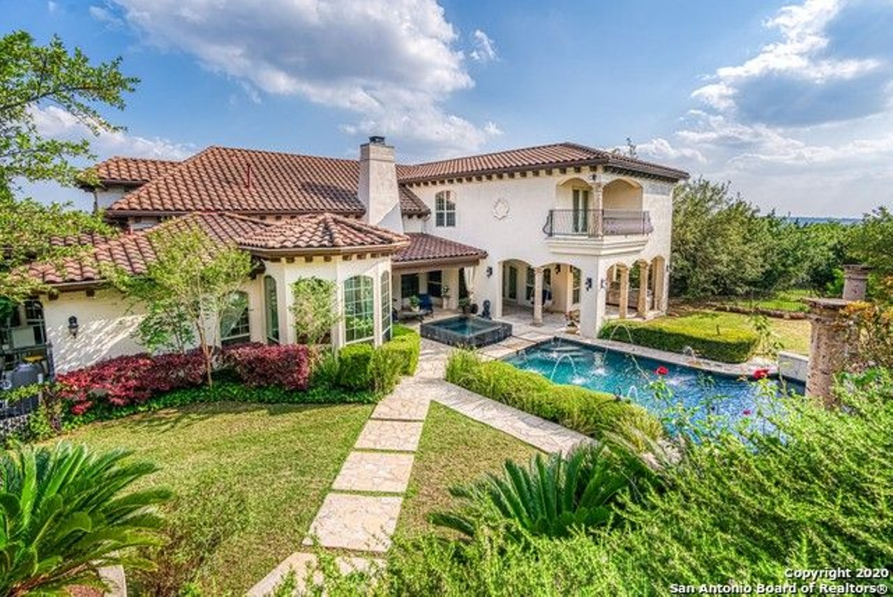 2218 Winding Vw
$949,000
An infinity spa and pool lined with fountains and pillars transform this backyard into a luxurious sanctuary straight out of a Grecian palace.