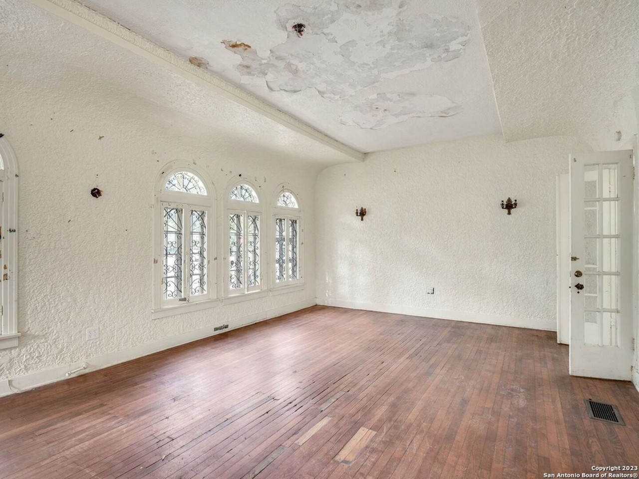 A 1927 San Antonio home build by the Alameda Theater's architect is back on the market