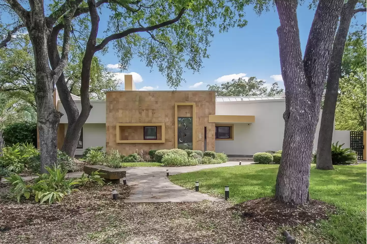 A top San Antonio homebuilder gave this mid-century Hollywood Park house an arty makeover