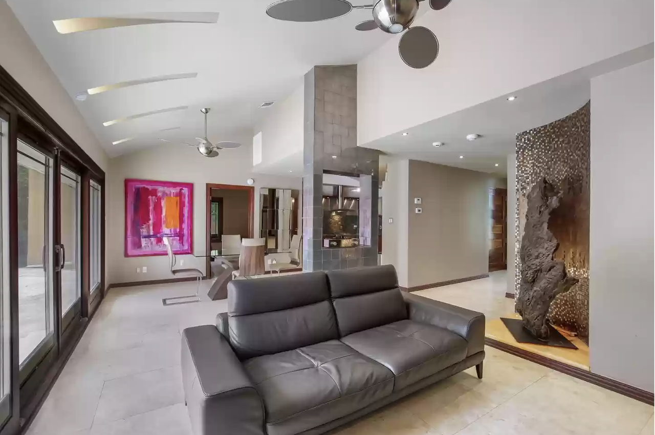 A top San Antonio homebuilder gave this mid-century Hollywood Park house an arty makeover