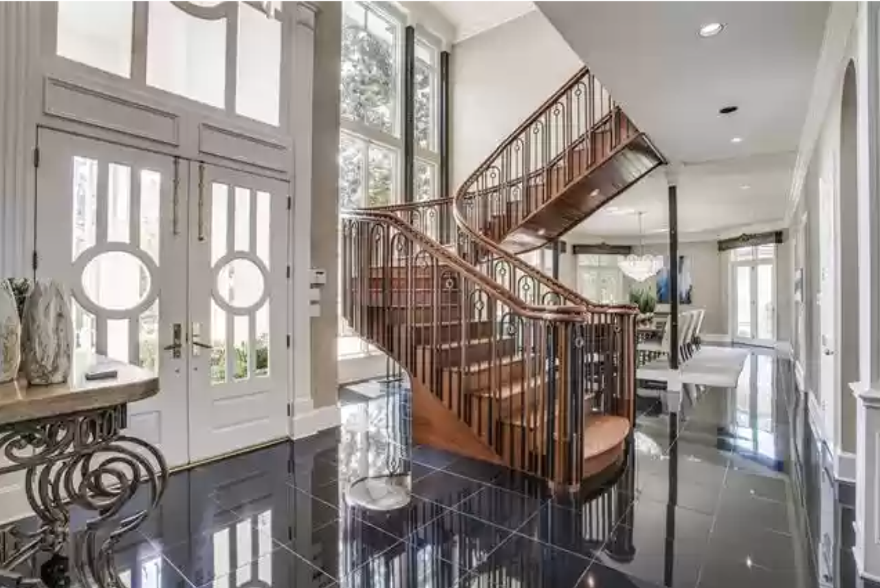 Dallas Cowboys legend Emmitt Smith is selling his $2.2M mansion and will dine with the buyer