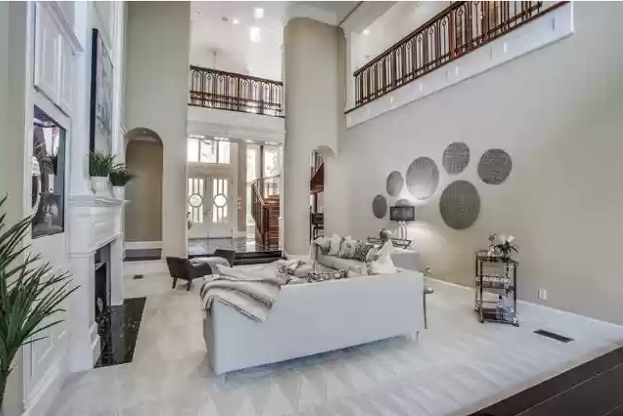 Dallas Cowboys legend Emmitt Smith is selling his $2.2M mansion and will dine with the buyer