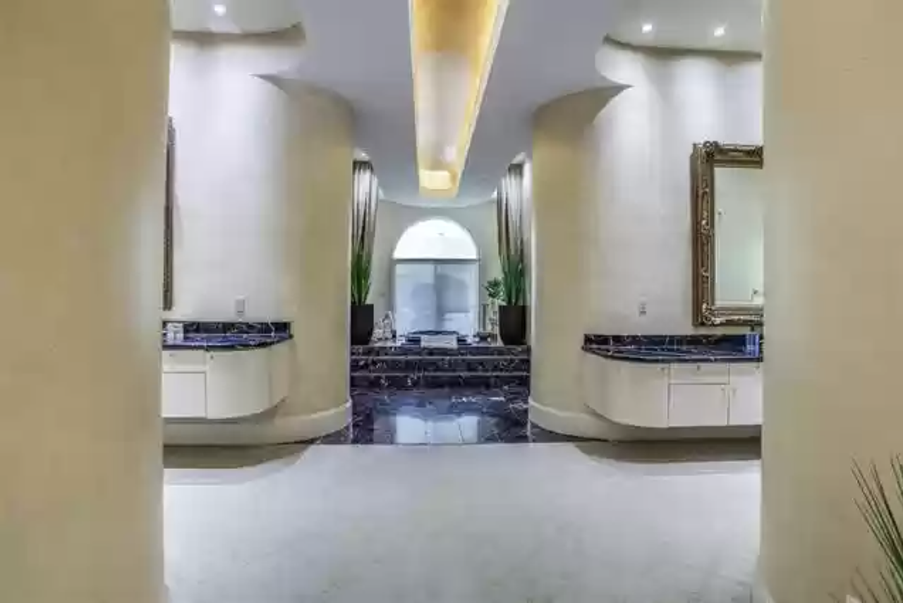 Dallas Cowboys legend Emmitt Smith is selling his $2.2M mansion and will dine with the buyer