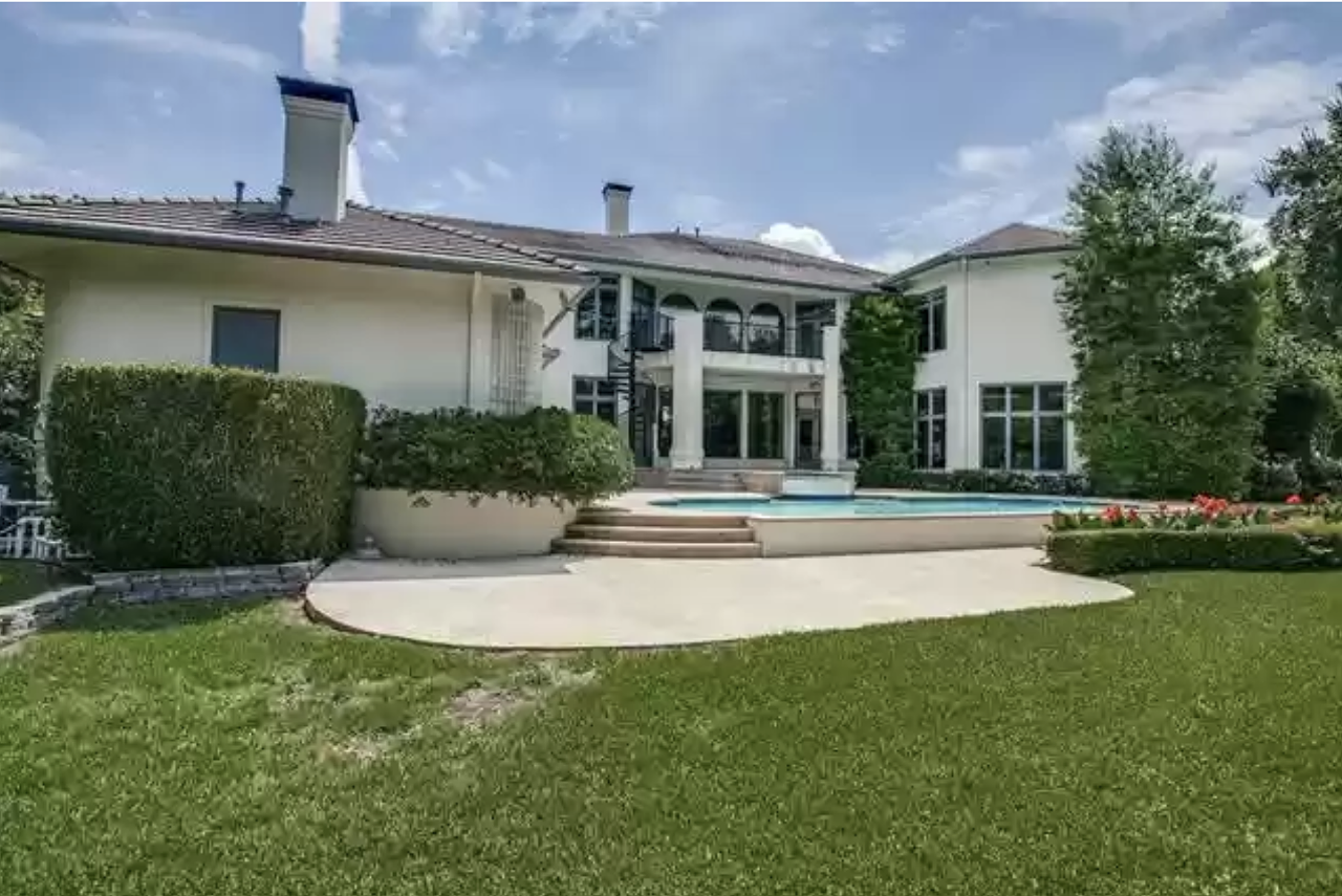 Dallas Cowboys legend Emmitt Smith is selling his $2.2M mansion and will dine with the buyer