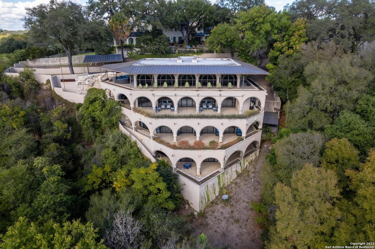Disgraced San Antonio ex-attorney Chris Pettit's coliseum-style mansion now for sale