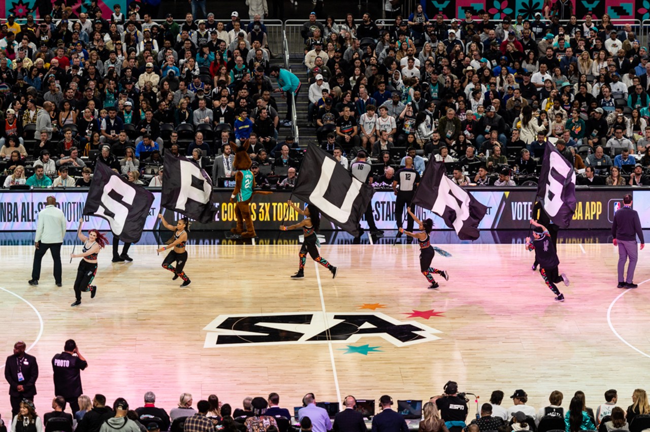 Everything we saw as the San Antonio Spurs packed 68,000 people into the Alamodome
