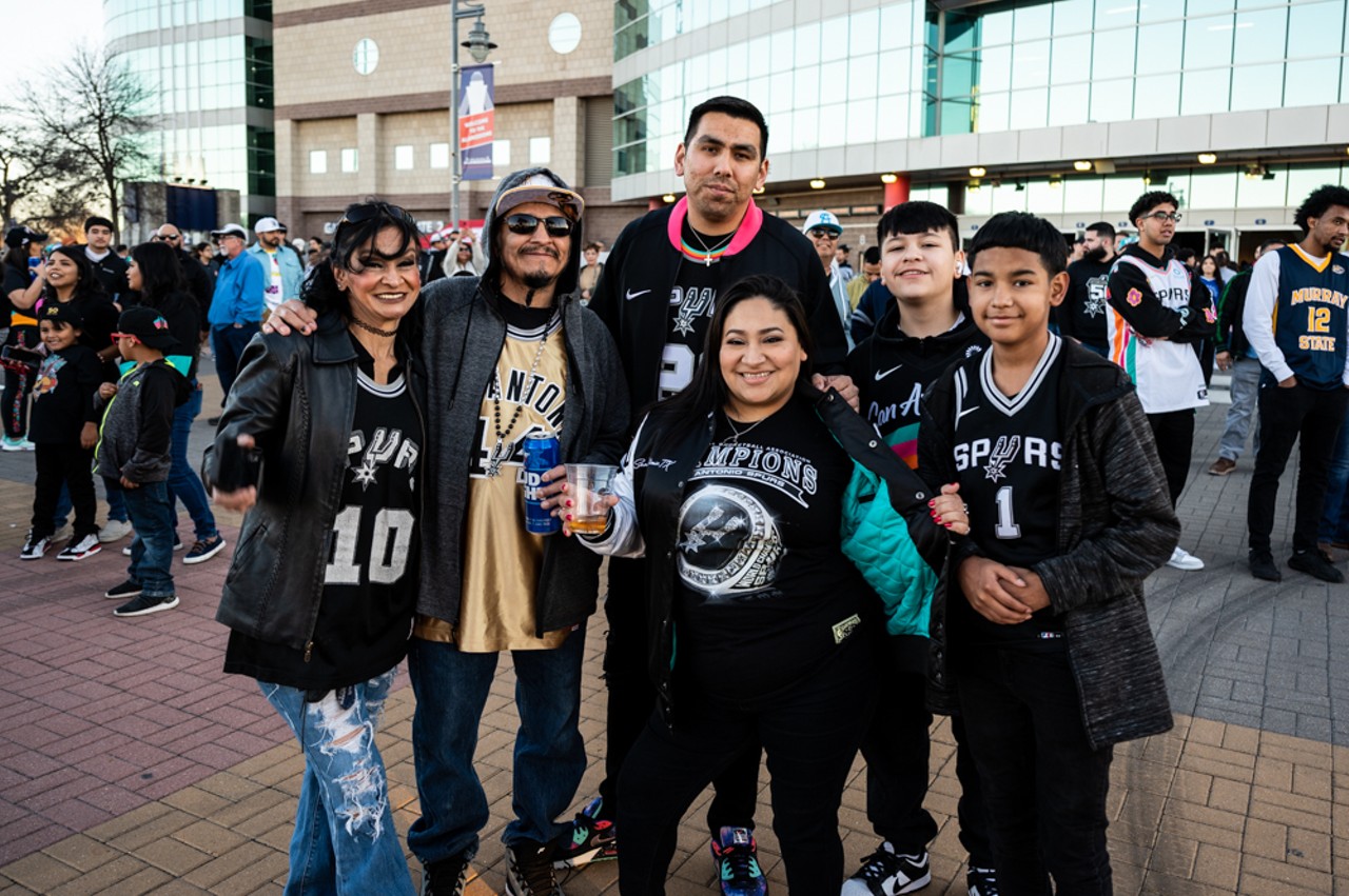 Everything we saw as the San Antonio Spurs packed 68,000 people into the Alamodome