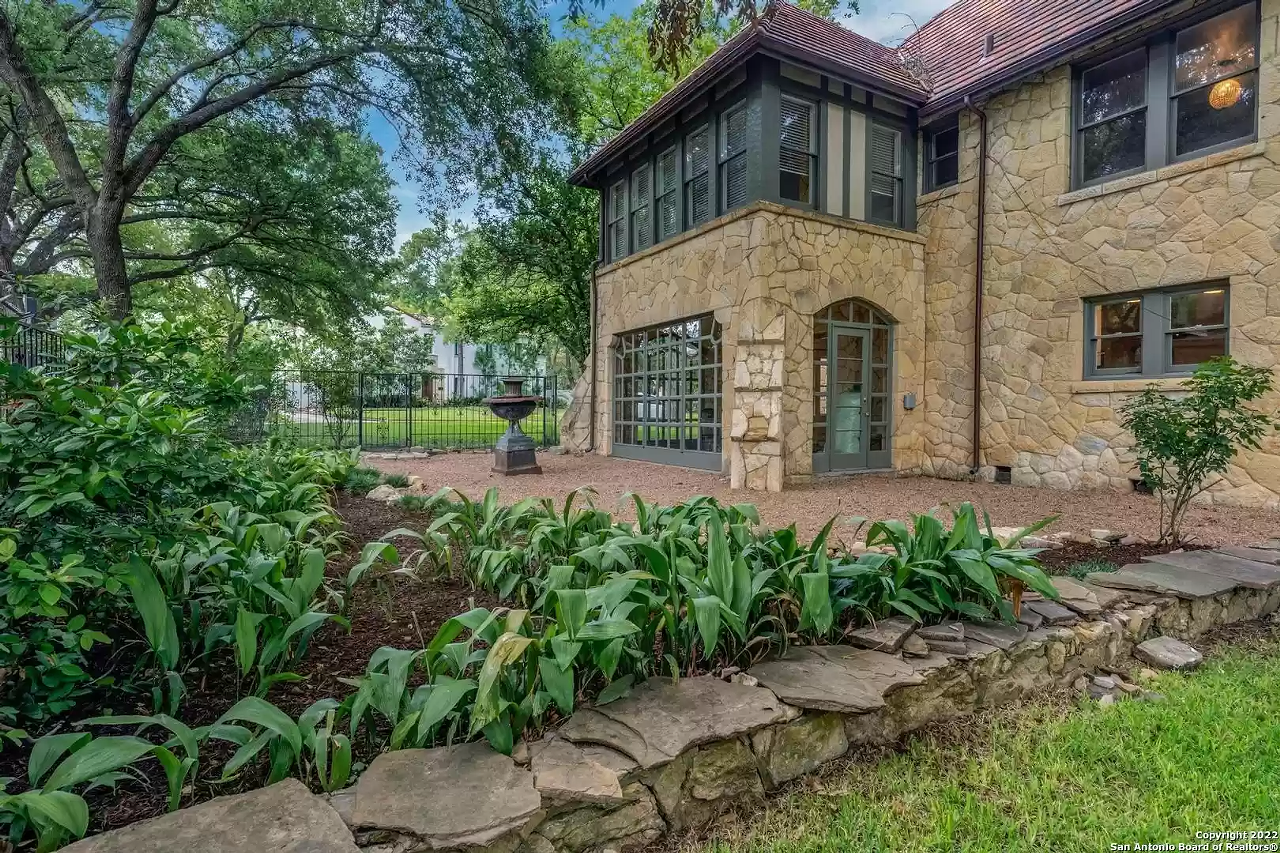 Pandemic doc Ruth Berggren and her cancer researcher husband are selling their San Antonio home