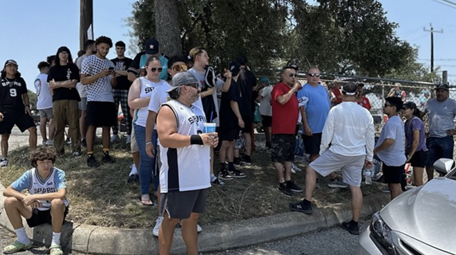 Spurs fans brave triple-digit heat for a chance to glimpse Wemby's plane landing in San Antonio