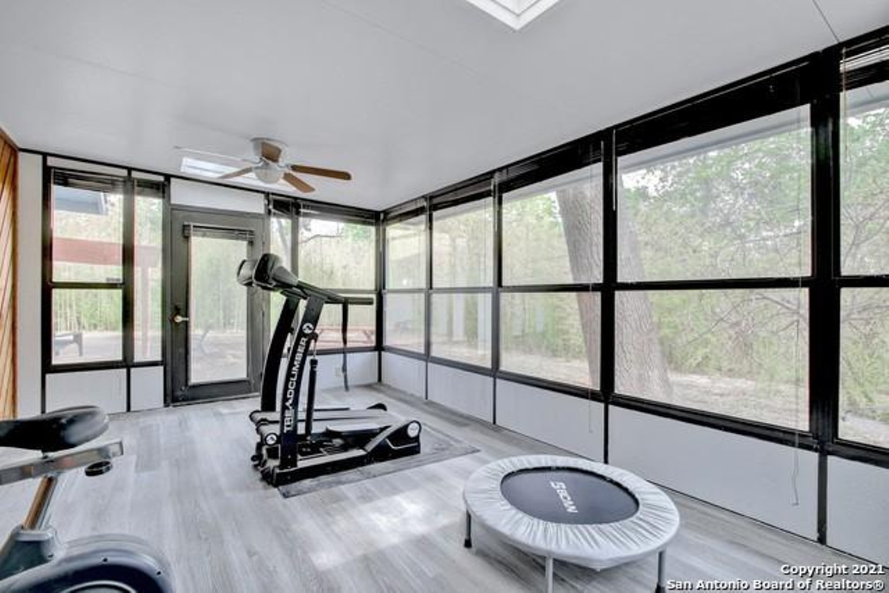 These 5 Mid-Century Modern homes for sale in San Antonio look like sets on Mad Men