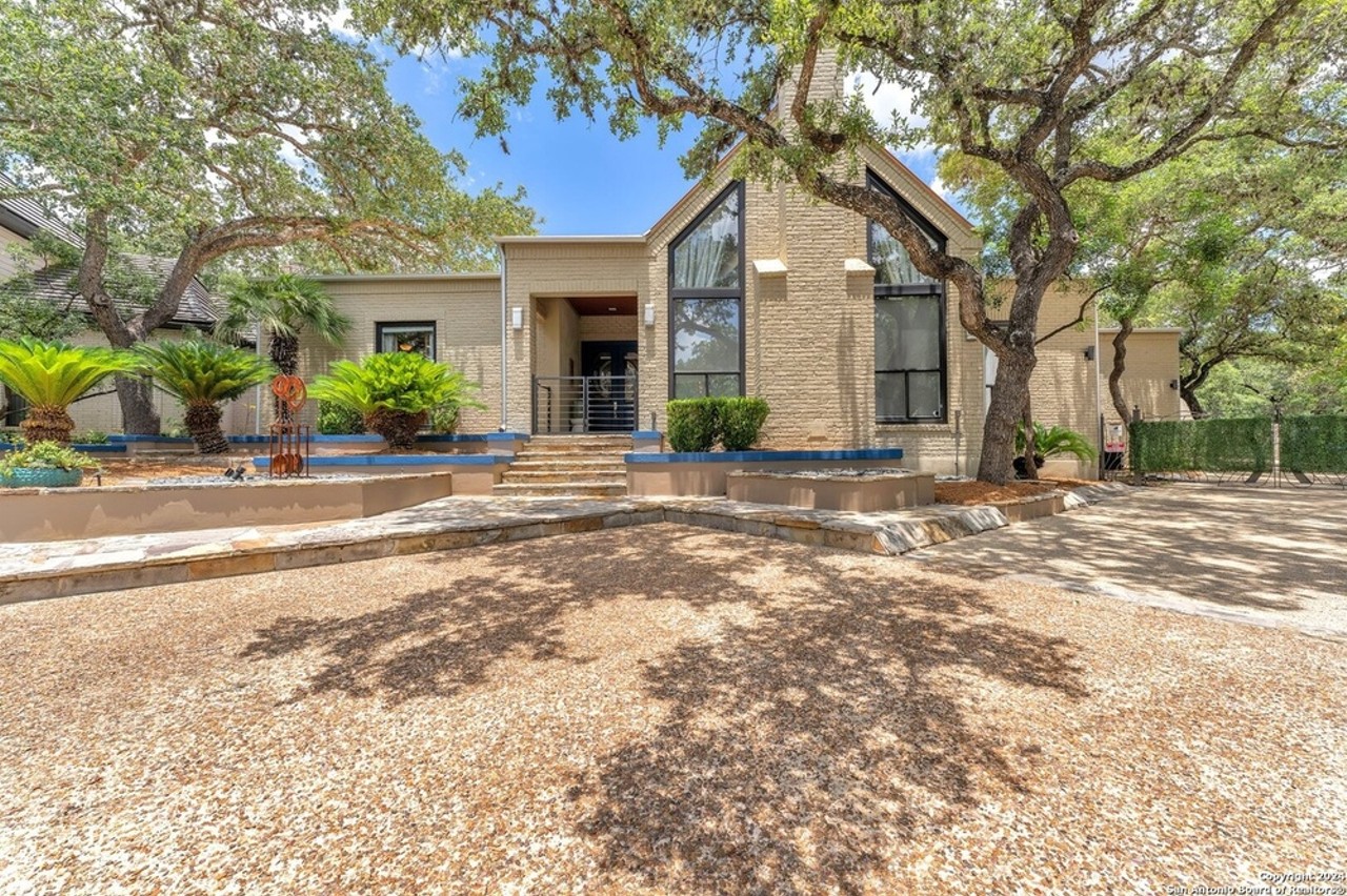 This San Antonio home for sale comes with 20-foot ceilings and a remote-controlled pool