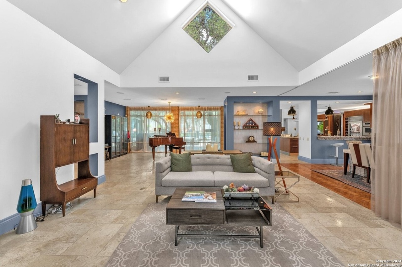 This San Antonio home for sale comes with 20-foot ceilings and a remote-controlled pool