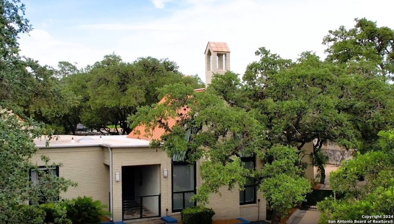 This San Antonio home for sale comes with 20-foot ceilings and a remote-controlled pool