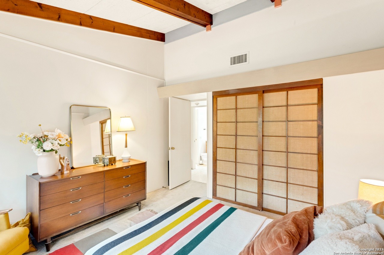 This San Antonio Mid-Century Modern home for sale is an early-1960s time capsule