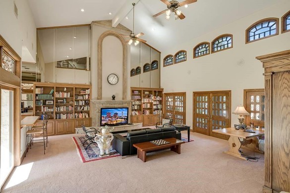 This very '80s mansion for sale was constructed by the builder of San Antonio's Dominion Country Club