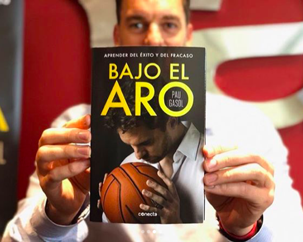Pau Gasol shows off a copy of his autobiography, Bajo El Aro. - Via Instagram