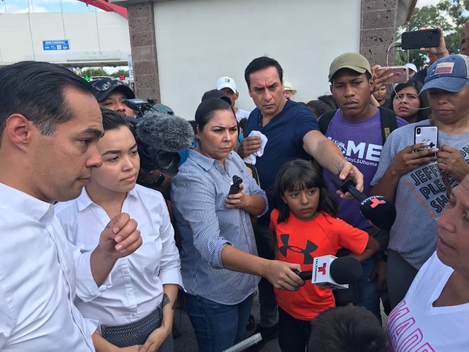 Julián Castro speaks with asylum seekers waiting in a camp across from Brownsville. - TWITTER / @TXCIVILRIGHTS