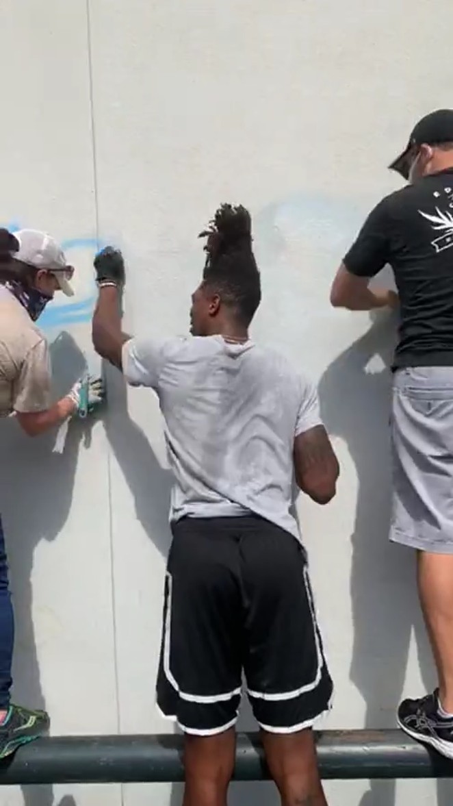 San Antonio Spurs' Lonnie Walker Helps Clean Up Mess Left by Vandals After Peaceful Protest (5)