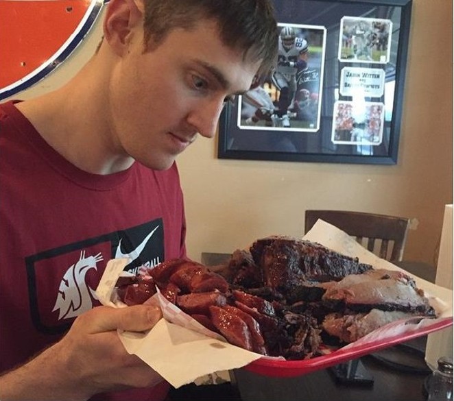 Aron Baynes takes his eyes off of basketballs this offseason to get a good look at Harmon's Barbecue. - @houseobayne/Instagram