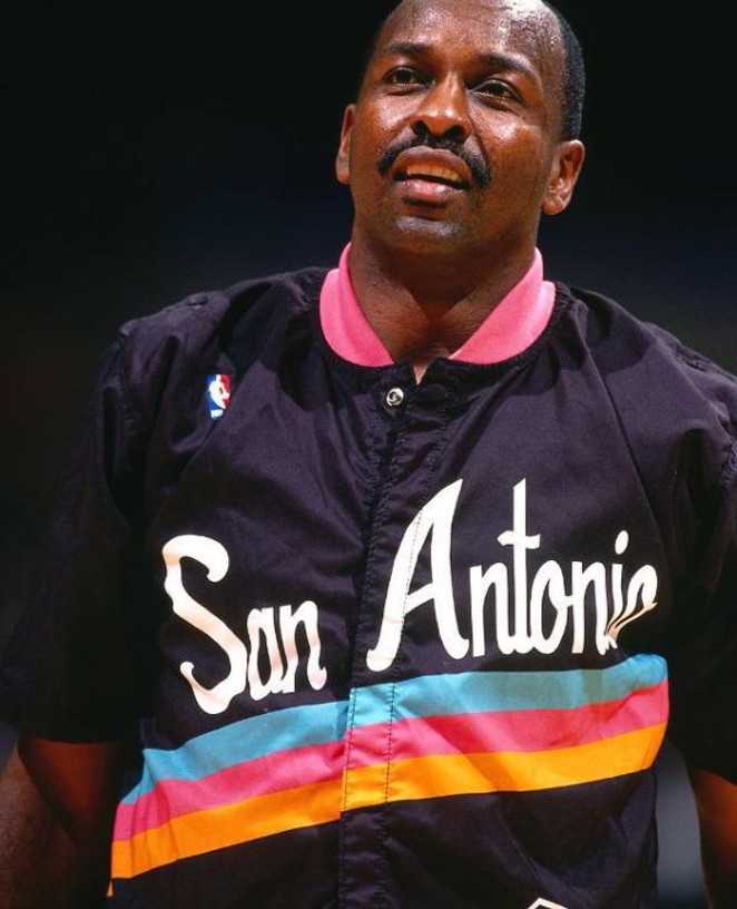 Moses Malone in the 1994-1995 season - VIA LOCKERDOME.COM