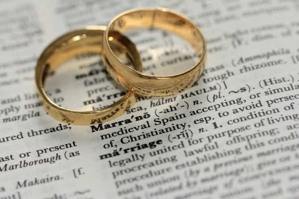 The plaintiff offered evidence that he and his common law partner wore matching gold rings, that they represented themselves as married and owned property together. - UnSplash / Sandy Miller