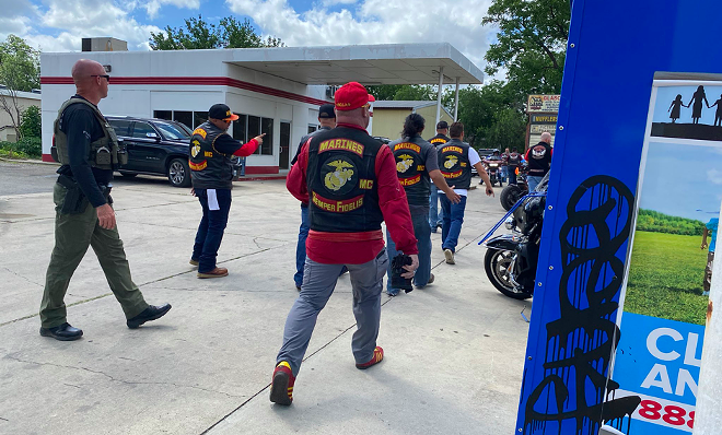 Bikers coordinated with police to play interference with members of the press in Uvalde, the Houston Chronicle reports. - Twitter / @JulianGi11