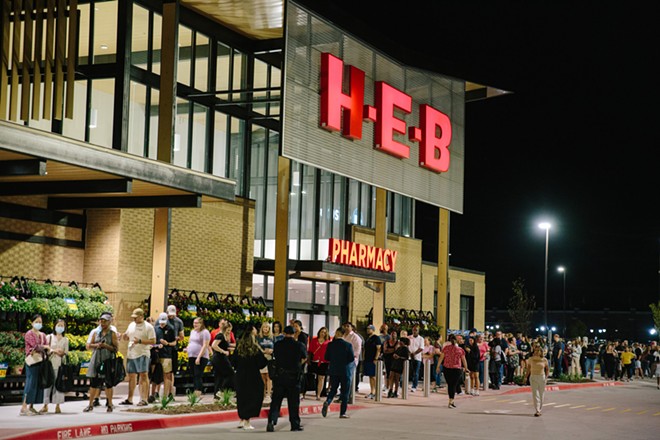 Customers line up outside of H-E-B's first Dallas-Fort Worth Metroplex grocery ahead of its 6 a.m. grand opening. - Twitter / @HEBNewsroom