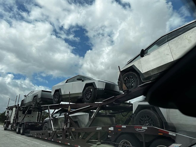 An 18-wheeler full of Tesla Cybertrucks zoom's down San Antonio's I-10 last year. - Twitter / Kenneth Neuberger