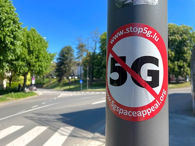 Unsupported claims circulated on the internet that 5G towers were pelting people with microwaves and spreading COVID-19. - Wikimedia Commons / Amin