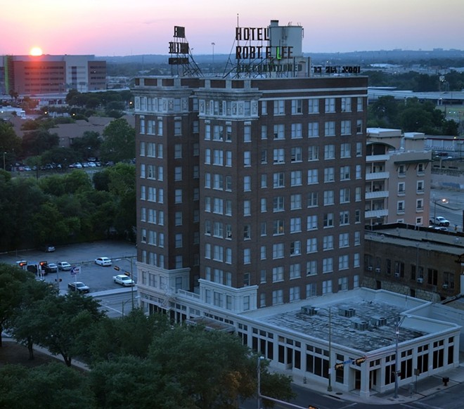 San Antonio's low-income Robert E. Lee Apartments at dusk. - Wikimedia Commons / 25or6to4