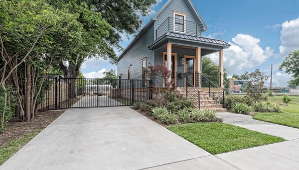 These Texas Homes Featured on "Fixer Upper" Are For Sale, Let's Take a Tour