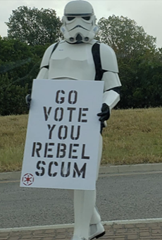 Star Wars stormtrooper spotted in New Braunfels urging motorists to vote
