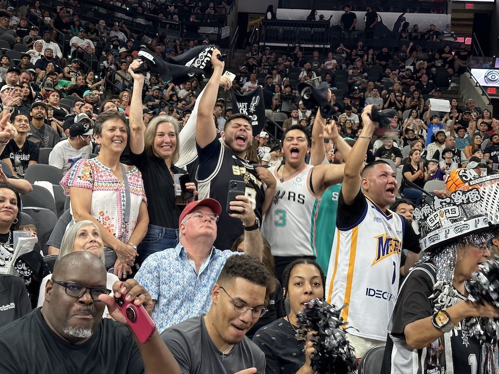 Wembanyama mania ramps up : Spurs' No. 1 draft pick arrives to fanfare in  San Antonio, Sports