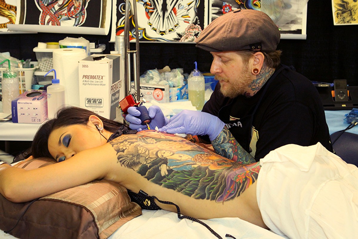 San Antonio De Belen Costa Rica 30th May 2015 A tattooist works on the  skin of a client during the Costa Rica Paradise Tattoo Convention 2015 in San  Antonio de Belen Heredia